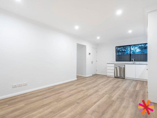 MODERN 2 BEDROOM AND 2 BATHROOM UNIT IN GREAT LOCATION - Photo 1