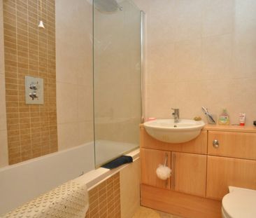 Terraced House to rent on - Photo 6