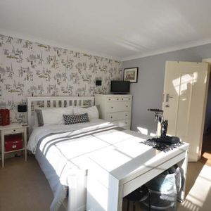 Eastway, Epsom, Surrey, KT19 8SF - Photo 2