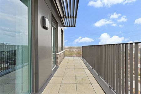 Startig from £2,500 per month - enquire now for available two bedroom apartments within Wallbrook Gardens. - Photo 2