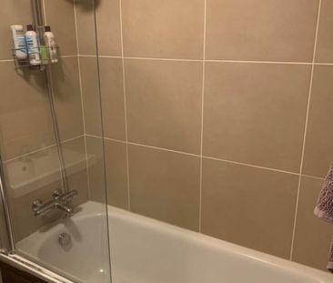 Room in a Shared Flat, Tarves Way, SE10 - Photo 5