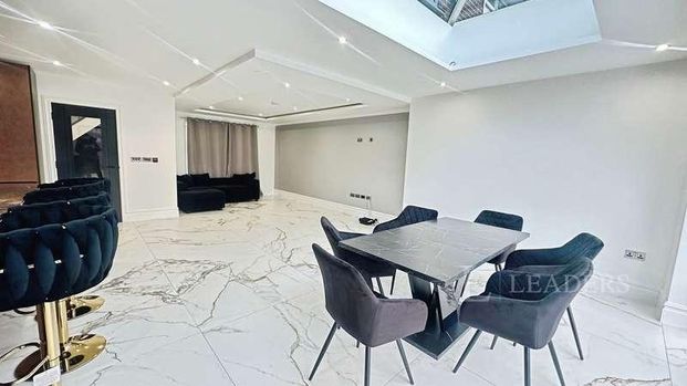 Priestleys, Luton, Bedfordshire, LU1 - Photo 1