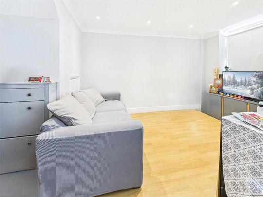 4 bedroom end of terrace house to rent - Photo 1