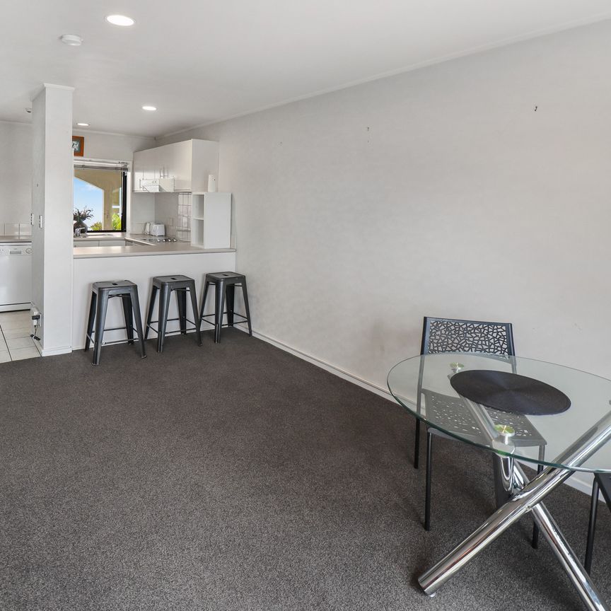 Located in Old Papatoetoe! - Photo 1