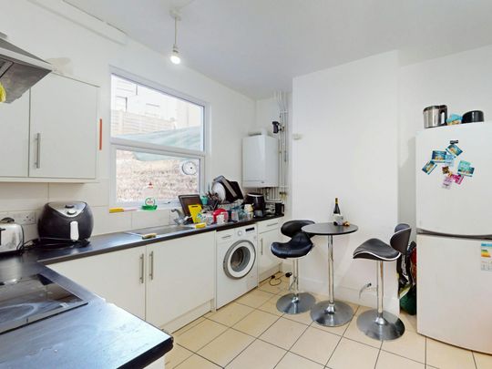 Terraced House to rent on - Photo 1