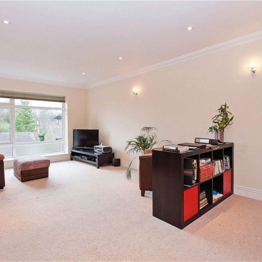 A third floor two bedroom apartment of generous proportions in a fantastic town centre location. - Photo 1