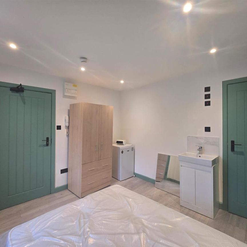 Wheatley Crescent, Hayes UB3, London - Photo 1