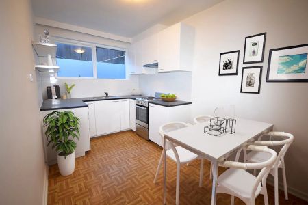 SPACUOUS GROUND FLOOR IN LEAFY STREET - Photo 4