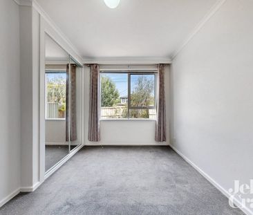 Spacious Apartment with Courtyard - Photo 1