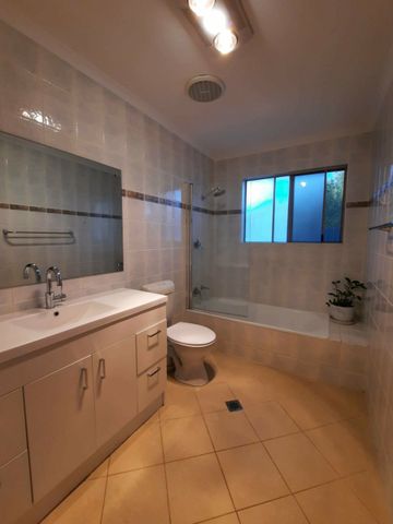 3 BEDROOM, 2 BATHROOM HOUSE IN LARAPINTA ON QUIET STREET - Photo 4