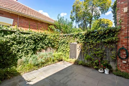 Spacious Townhouse With Courtyard - Photo 5