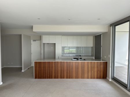 Apartment with luxe finishes, air-conditioning and a massive courtyard area - Photo 4