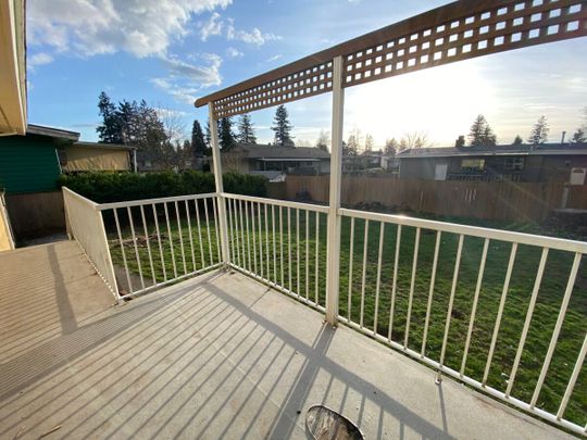 Bright & Open Updated Home! - Photo 1