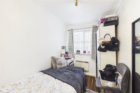 2 bedroom Flat in Worcester Gardens, Slough - Photo 3