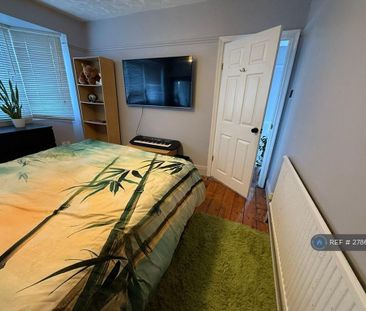 4 bedroom semi-detached house to rent - Photo 3