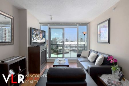 Condo in Downtown Vancouver, British Columbia - Photo 2