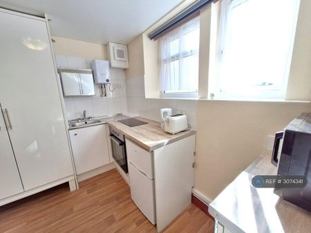 1 bedroom in a house share to rent - Photo 3
