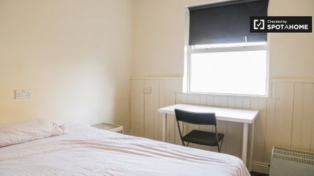 Nice room to rent in 7-bedroom flat in Stoneybatter, Dublin - Photo 4