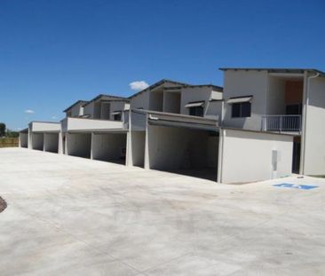 3 Bedroom Furnished Townhouse! - Photo 4