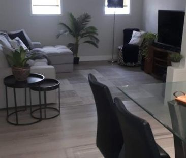 Très grand logement dans maison privée, chauffé, éclairé, stationne... - Photo 1