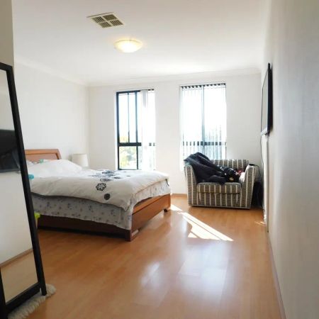 Bright Spacious Four (4) Bedrooms Duplex - Peakhurst - Photo 5