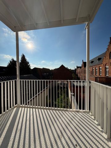 Volledig gerenoveerd appartement (2 slaapkamers) met zonnig terras in centrum Ieper - Photo 3