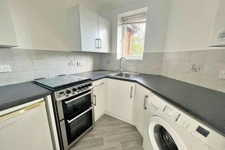 Parkstone, BH12 - Photo 5