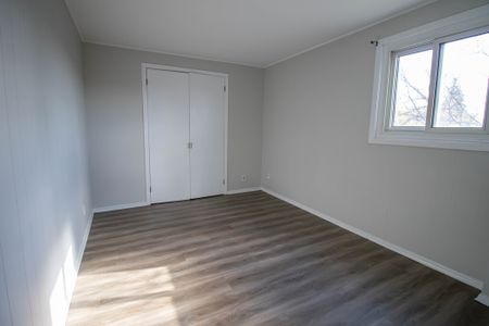 **COZY** 2 Bedroom Main + Den Unit in Welland!! - Photo 4