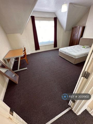 1 bedroom in a flat share to rent - Photo 3