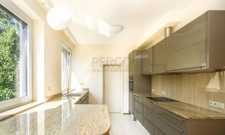 Priestranný 2-izbový byt v komplexe Diplomat park - Photo 3
