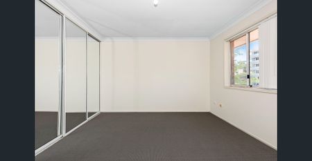 SPACIOUS UPDATED 2 BEDROOM TOWNHOUSE! GREAT LOCATION! - Photo 2