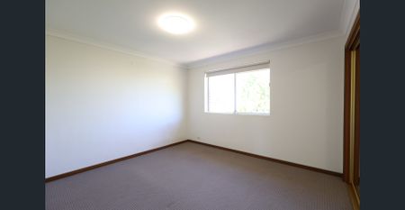 Spacious 3-Bedroom Townhouse in the Heart of Kirrawee - Photo 2