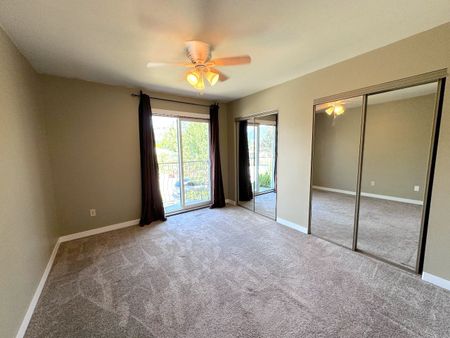 Dec.1st: Central – 3 bed, 2 bath main top floor suite - Photo 3