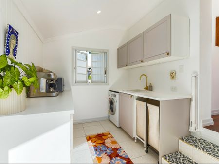 Renovated Two Bedroom Enoggera Cottage With Study Nook And Designer Bathroom - Photo 5