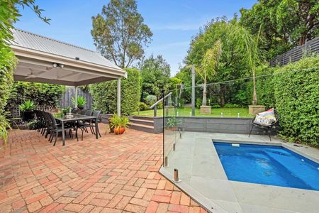 Stunning family home with a plunge pool - Photo 3