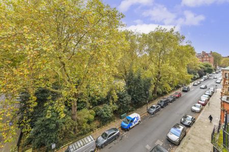 3 bedroom flat in London - Photo 2