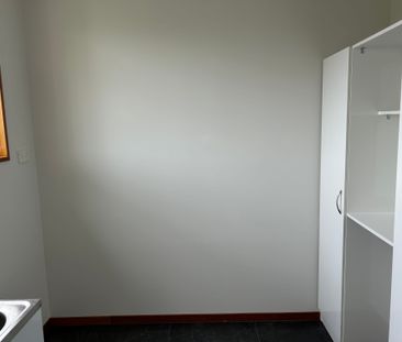 Sunny Three Bedroom Home - Photo 4