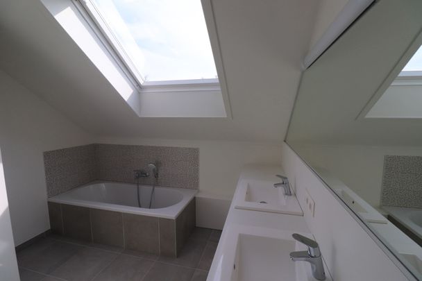 Modern en energiezuinig 2-slaapkamerappartement met carport en ruim terras. - Foto 1