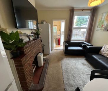 Room 2: 46 George Road, Guildford, GU1 4NR - EN SUITE - Photo 6