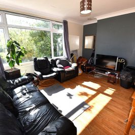 4 bedroom House in Headingley Crescent, Leeds - Photo 1