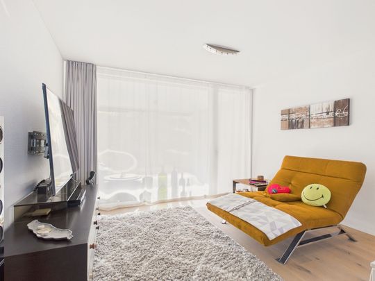 Luminous 2.5-room apartment with large terrace in Staad - Photo 1
