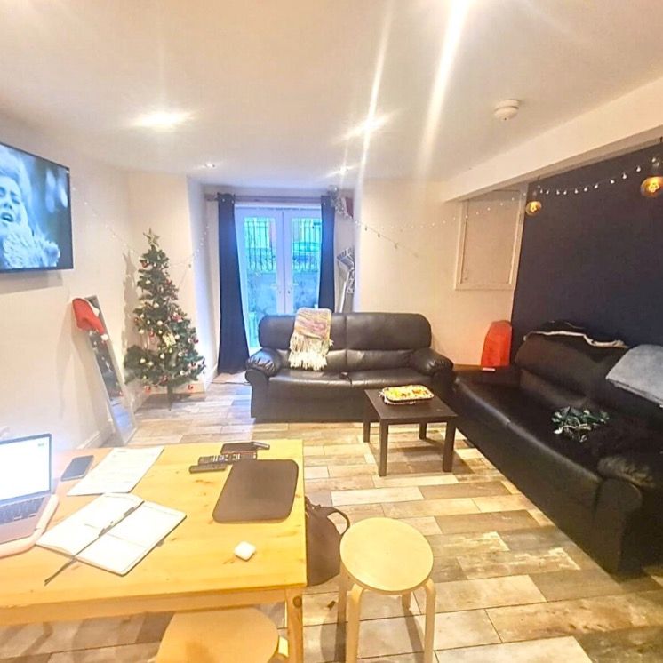 6 Bed - 72 Royal Park Avenue, Hyde Park, Leeds - LS6 1EY - Student - Photo 1