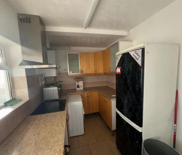 4 bedroom semi-detached house to rent - Photo 5