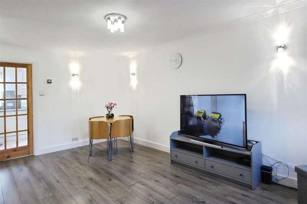 Swanholm Gardens, Calcot, RG31 - Photo 1