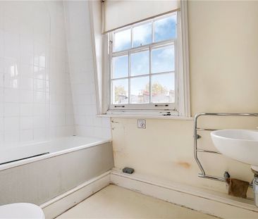 A bright studio room with kitchenette situated on the third floor o... - Photo 1