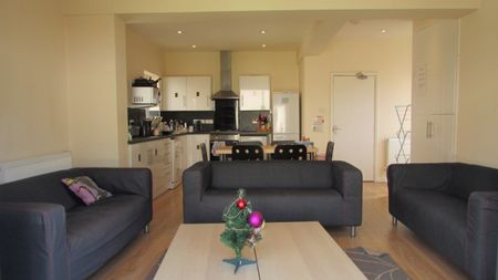 1 bed Room in Shared House - To Let - Photo 2