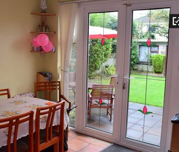 Sunny room in 4-bedroom apartment in Firhouse, Dublin - Photo 6