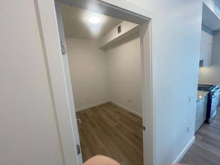 Large Main Floor 2 bedroom Condo near Downtown – Pet Friendly! - Photo 5