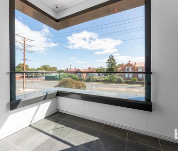 Modern Coastal Apartment with Balcony Living in New Port - Photo 5