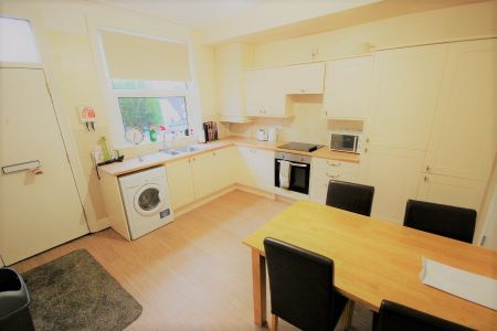 4 Bed - 4 Village Avenue, Burley, Leeds - LS4 2NT - Student - Photo 5